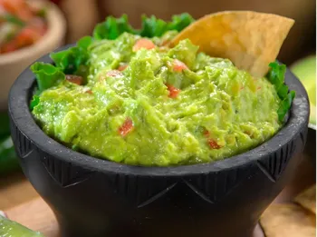 Meget grøn mad. Fremstilling af mexicansk guacamole.