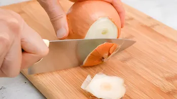 Onions har aldrig været så let hakket. Her er hvordan man klipper så tyndt som muligt med 2 bestik