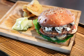 Opskrift: Mozzarella Malt Burger med Krispy Kreme Crust og blandet kødpålæg