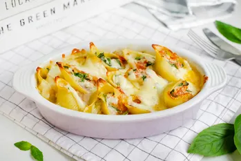 Opskrift på conchiglioni fyldt med kylling i Velouté-sauce under en mozzarellahætte