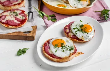 Opskrift på minipizzaer med salami, røræg og hjemmelavet adjika