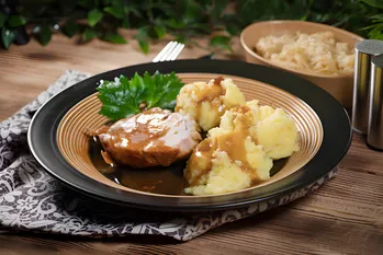 Opskrift på svinesteaks med kartoffelmos og solbær-Cumberland-sauce