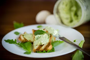 Ostemasse med urter til sandwich: tilberedt på 5 minutter (hurtig, nem, fra enkle produkter)