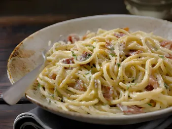 Pasta Carbonara | Spaghetti Carbonara med fløde og bacon | Madlavning derhjemme