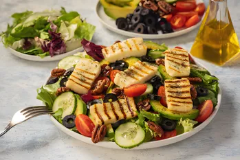 Salat med jaloumi: Sommerfriskhed og et salt strejf. Sindssygt lækker!