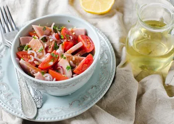 Salat til sommerbordet med en opskrift fra 1980'erne: med tomater og skinke