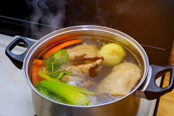 Uindlysende fejl ved kogning af bouillon, som vi tog for givet. Hvordan laver man bouillon gennemsigtig, stærk og velsmagende på samme tid?