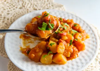 Ungarske stuvede kartofler med paprika - en lækker ret til hver dag. Den er nem at tilberede på 30 minutter