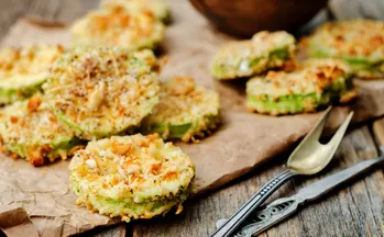 Utroligt lækkert sommertilbehør - stegt zucchini med løg og ost