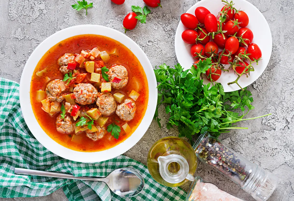 Tomatsuppe med frikadeller på 30 minutter: en simpel opskrift med misopasta