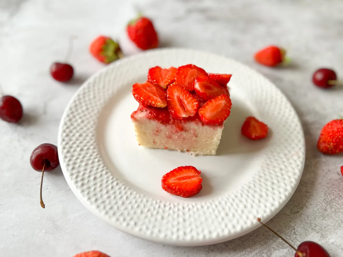 Træt af almindelige cheesecakes lavede jeg en stor cheesecake med jordbær